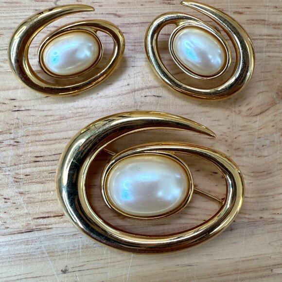 Monet Vintage Brooch & Pierced Earring Set Demi-Parure Gold Tone Faux Pearl Swir - Picture 2 of 8